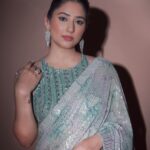 Disha Parmar Instagram - About Last Night! ✨ #ITAAwards2022 . . Makeup by @dishisanghvii Hairstylist @suvarna_hair_stylist Styled by @stylingbyvictor @sohail__mughal___ Saree by : @seasonsmumbai Earrings by : @rubans.in @oakpinionpr Assisted by : @styleby_antara 📸 @iam_rajinamdar