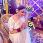 Disha Parmar Instagram - किसने कहा इश्क़ का रंग सिर्फ़ लाल होता हैं ॥ 🦢🤍