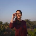 Disha Parmar Instagram - POV : Dhoop lag rahi hai lekin pose bhi karna hai.. ☀️🙆🏻‍♀️