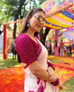 Disha Parmar Instagram - रंगी सारी गुलाबी चुनरिया रे ..
मोहे मारे नजरिया साँवरिया रे ..🎶🤍