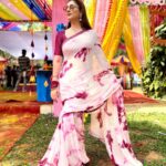 Disha Parmar Instagram - रंगी सारी गुलाबी चुनरिया रे .. मोहे मारे नजरिया साँवरिया रे ..🎶🤍