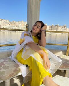 Disha Parmar Instagram - Freshly outta ‘Sarsoo ka khet’ Vibe! ✌🏻🤣
#wandrer
