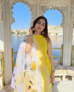 Disha Parmar Instagram - Freshly outta ‘Sarsoo ka khet’ Vibe! ✌🏻🤣
#wandrer