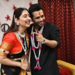 Disha Parmar Instagram - Just a few Happy Moments with the Happy people from my 1st ‘Makar Sankranti’ function 🪁 🖤 Thankyou @meghaisrani & @israniphotography for capturing these♥️😘 °◦♡home♡◦°