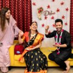 Disha Parmar Instagram - Just a few Happy Moments with the Happy people from my 1st ‘Makar Sankranti’ function 🪁 🖤 Thankyou @meghaisrani & @israniphotography for capturing these♥️😘 °◦♡home♡◦°