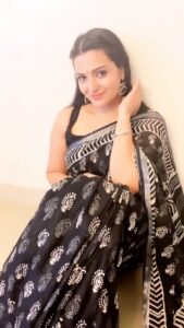 Divya Pillai Instagram - “A saree is just how an Indian woman should be – classy yet sexy, simple yet complex!”
.
.
Saree : @thepanagia 
Blouse : @connections_design_house 
Earring : @pureallure.in 
Captured & styled by : @pjmartha 
.
#saree #sareelove #blacksaree #blacklove #dressups #reels #reelsinstagram #trendingreels #reelitfeelit #instafashion #blacksareelove♥️ #divyapillai #reelkarofeelkaro #reelsindia #reelsinsta