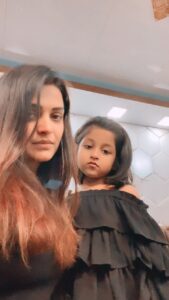 Divya Pillai Instagram - @aazhiya_sj and me trying to do this! N We almost got it! 🥴

#shoottime #funtime #reels #reelsinstagram #edge