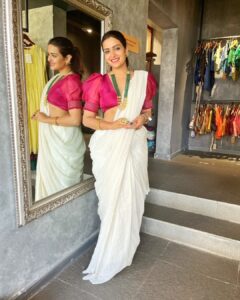 Divya Pillai Instagram - 🌼കേരളപ്പിറവി ആശംസകൾ🌼
.
The beautiful:@pillaidivya 🤍
.
#saree #sareedraping #sareefashions
#sareelove #whitesaree #goldenzari #blouse #pinkblouse #keralapiravi #elegance #ethnicwear #instagood #instagram #instalike #divyapillai #saltstudio #bestboutiqueinkochi #multidesignerstore