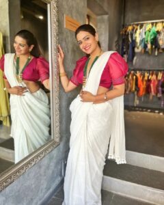 Divya Pillai Instagram - 🌼കേരളപ്പിറവി ആശംസകൾ🌼
.
The beautiful:@pillaidivya 🤍
.
#saree #sareedraping #sareefashions
#sareelove #whitesaree #goldenzari #blouse #pinkblouse #keralapiravi #elegance #ethnicwear #instagood #instagram #instalike #divyapillai #saltstudio #bestboutiqueinkochi #multidesignerstore