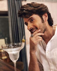 Divyenndu Instagram - Steered or shaken??
:Do I look shaken?

Clicked by @hairplaywitshabby 
Assist: Jiten n Jatin