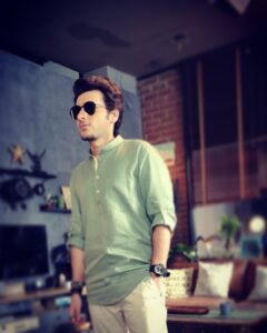 Divyenndu Instagram - When someone asks me on shoot.. ‘Kya haal hai’???

My answer: Sab Set hai..

Styled by : @eshaamiin1 
HMU: @jatin_veerkar @hairplaywitshabby