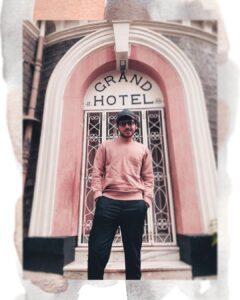 Divyenndu Instagram - Wes Anderson-ish Grand Good Morning!!! 🤍

Good Day to all

#thursday #twinning #mumbai #morning #shooting
