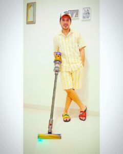 Divyenndu Instagram - Diwali is my favourite festival and I like to involve myself in every possible way and cleaning is therapeutic for me and with the #DysonV12 it’s become not only easier but also fun!

The laser light help detects unnoticeable dust and gets the job done !

Definitely my new cleaning buddy @dyson_india

#DysonIndia#dysonhome