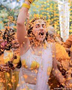 Esha Kansara Instagram - Itne saal theek se holi nahi kheli, but haldi mein sab ne badla le liya 🤣🤣🤣🤣❤️❤️❤️🥰🥰🥰whatttaaa partyyyyy
Photography @karmaproduction_india 🌸
Outfit @picchika 
Jewellery @vaidaan.official 
HMU? No make up at all by me myself 🤪