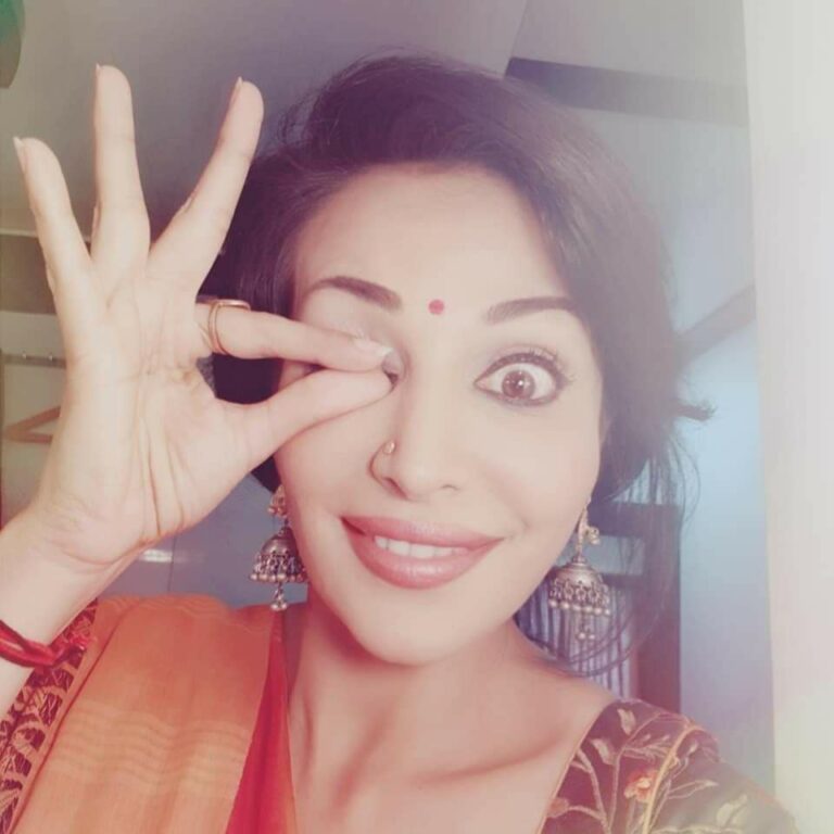 Actress Flora Saini HD Photos and Wallpapers October 2021 - Gethu Cinema