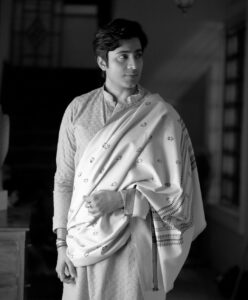 Gourab Roy Choudhary Instagram - কেদারা

প্রেক্ষাগৃহের আলো নেভে,
আমার চোখ তোমায় চেয়ে।। 
চলচ্চিত্র পর্দায় জুড়ে, 
আমার গল্প তোমায় ঘিরে।। 

শীতের দুপুর শেষ হয়ে যায়, 
বিকেলের শহর একটু ব্যস্ত।। 
আমার কাছে টেক্সট এলো, 
কাছের প্রেক্ষাগৃহে ... তুমি আসছ।। 

ঝটপট আবেগ পুরলাম, 
সঙ্গে নিলাম অনেক আশা।। 
তোমার পাশেই ছিলাম আমি, 
মাঝের কয়েকটা বসার সিট ফাঁকা।। 

পর্দা জুড়ে শুধুই তুমি, 
হাততালিতে মগ্ন নই।। 
হাসিমুখে চেয়েই ছিলাম, 
কেউ বলল টিকিট কই? 

প্রেক্ষাগৃহের গল্প ফুরলো, 
আমার গল্প তোমায় ঘিরে।। 
সন্ধ্যেবেলায় টিকিট কাটি, 
কবে বসবে আমার পাশের সিটে ? 

 ~~ গৌরব রায় চৌধুরী ~~