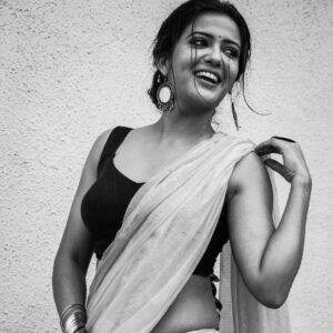 Gulki Joshi Instagram - Ab story dali hai toh post bhi karna padega..😘

@_mickey___17 
@mi.nakshi181 
@ladli_monica 
@sanjay_n_jaiswal 

#blacknwhite #gulkijoshi