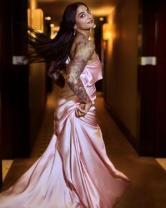 Gurbani Judge Instagram - To cap it off.. 
I do think I deserve an award for the last slide, not just running in heels but levitating. 
Thank you 🙏🏼 😆🥹😂⚡️

Bani J in @versace x @elilhaam
Earrings by : @karishma.joolry 
Styled by : @chintan_shah08  for @stylebalmco
Assistant Stylist : @fashionista_kashish 
Heels by : @monrowshoes 
Hair : @jayshree2783 
Make up : @mehrasilky 
Shot by :@shreyansdungarwal 
Assisted by : @azbztoz19 
@primevideoin #fourmoreshotsplease