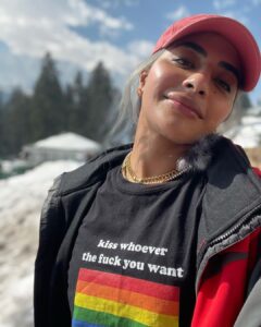 Gurbani Judge Instagram - Happy Love Day errbady! 
Kiss whoever, love whoever just remember to be respectful and CONSENT is the name of the game ♥️❄️🏔🏂🌻☀️ 🌈

#thisisnotadressrehersal #noretakesinLife #doitall #100 #loalife #fullsend #lovefromtheMountains #highestthisflaghaseverbeen? #altitudeee