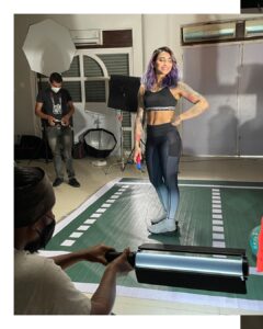 Gurbani Judge Instagram - Behind The Scenes with @superdryindia 🤩 @mansworldindia 

#ComingSoon

Make up @teasemakeup 👩‍🎨 
Hair Rita 🧝‍♀️ 
Moral support + budding photographer @deepikamandelia 

#BTS #superdryIn #iconic 

Such a sweet enthusiastic bunch of people at this shoot! Thank you for your time, I love collaborations like this ☺️💪🏼♥️☀️