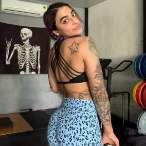 Gurbani Judge Instagram - Stoked and surprised by myself today for hitting 100kgs x 2 x 2! 😂😅 

Was worried about what  @lil_kimble_ would say given its a deload week (top set @90kgs x 2) but HEYYYY it’s all so good fam 🌈☀️she called me a 4 letter word (ima say 𝙖𝙛𝙛𝙚𝙘𝙩𝙞𝙤𝙣𝙖𝙩𝙚𝙡𝙮) and to do some icing because my flexor is a little needy 😀🎈she the best tho TBH. I love you coach! 

It’s not my first time hitting 💯 but it is definitely a first doing two sets, no support and no squatter arms in sight 😅. 

It was kinda like love, when you know, you know 😁
0 doubts in my mind going into it. Just felt like, yep, I’ve got this. 

#thatsallFolks 
#alternateCaptionwas #ILikeBigButts #thatcanalsoLift #lol #liftlife #whenyouknowYouKnow #yaknow?

Edit : Can’t wait for these to be ‘Before’ videos already YASSSSSSS😆