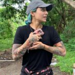 Gurbani Judge Instagram - WHAT A DAY!! 🐷✨🌊🧿🔮🌀♥️🌍 I don’t have words. I just want to remember. All I got is thank you Universe and man am I thankful @jrmellocastro and I got to bear witness and save these little babies today 🙏🏼🙌🏼 #weallneedalittlesavingsomwtimes #whataday #searchandrescue #littlepiggies #piglets #sowsofinstagram #wheredoiLive? #lol #thankyouUniverse #myheart EDIT: Whole story on Highlights, look for: 🐽♥️ Mumbai, Maharashtra