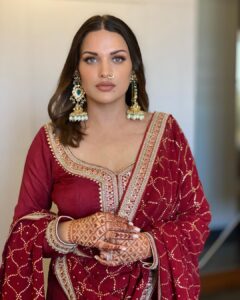 Himanshi Khurana Instagram - Roop ❤️❤️
@poonamskaurture 👗
💍 @urbanmutiyar