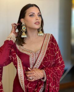 Himanshi Khurana Instagram - Roop ❤️❤️
@poonamskaurture 👗
💍 @urbanmutiyar