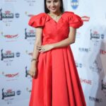 Indravathi Chauhan Instagram - Lady in Red holding ‘THE BLACK LADY’❤️Thankyou @filmfareme 🙏🏻😍 Outfit/: @dahlia_label Jewallary/: @achyut_fashionz Pc/: @vistaarmedia Mcp/: @glamup_by_sushmitha