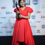 Indravathi Chauhan Instagram - Lady in Red holding ‘THE BLACK LADY’❤️Thankyou @filmfareme 🙏🏻😍 Outfit/: @dahlia_label Jewallary/: @achyut_fashionz Pc/: @vistaarmedia Mcp/: @glamup_by_sushmitha