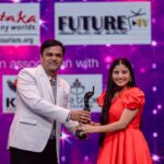 Indravathi Chauhan Instagram - Lady in Red holding ‘THE BLACK LADY’❤️Thankyou @filmfareme 🙏🏻😍 Outfit/: @dahlia_label Jewallary/: @achyut_fashionz Pc/: @vistaarmedia Mcp/: @glamup_by_sushmitha