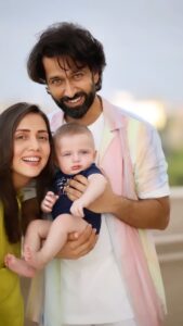 Jankee Parekh Instagram - 𝑻𝒉𝒊𝒔 𝒊𝒔 𝑼𝒔 👨‍👩‍👦 ❤️

Thank you @ayusdas for capturing these precious moments of our poker faced little man ❤️

#SufiandFolks