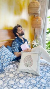 Jankee Parekh Instagram - Bade Achhe lagte hain …
Yeh cushions
Yeh chaddar
Yeh flowers
Aur..

❤️

Statutory warning: If the person on your screen looks momentarily distracted in an otherwise beautiful moment on your favourite TV show, he was only thinking about going home to flip that bed linen to the one he saw on his favourite home grown brand @ekbyekta 

Thank you @ektarkapoor for this very beautiful distraction ❤️
Getting my ‘Tarun’ to call your ‘Tarun’ for the gorgeous evil eyes all your heroines are sporting 😉

And @ayushdas for documenting this very intimate reelomentary!