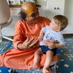 Jankee Parekh Instagram - Friday was a special day. I met my guruji after almost 2 years. Thank you, pandemic. But what was even more special was that he held my little Sufi for the very first time. Guruji has been telling me for years ‘Mujhe Nana banaado, Mujhe Nana banaado '. And finally ' Maine unhe Nana bana hee diya 😃😃'! When Sufi laid his eyes on Guruji, he almost instantly latched on to him. He sat so comfortable in his lap, and very attentively listened to every word that he said. Sufi also had his first singing lesson with him where Guruji taught him ‘Sa’ and Sufi in turn showed Guruji all the sounds he can make with his vocal chords :) Sufi’s curious eyes couldn’t get enough of the harmonium. He kept pressing the keys all day and was so happy that Mumma finally got him his first real musical instrument. What can be more special than Sufi getting blessings from my Guru who I have spent half my life with. Guruji now looks forward to coming home more often, not just for me, but also for his grandson, to introduce him to the world of music and share life lessons with him just the way he has has been sharing with his daughter for all these years. #sufiandMaa #singingmama