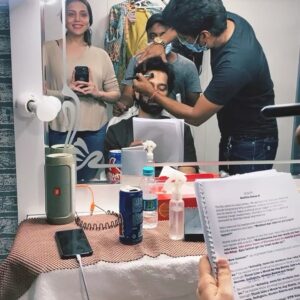 Jankee Parekh Instagram - Hi. This is Sufi. Today I went on my Dadda’s set for the very first time. It was a surreal feeling as I have actually only heard about him going to shooting. When I went there, everyone was excited to see me and they called me cute. I don’t know why ‘coz when I checked myself in the mirror before leaving home I realised Mumma again made me wear the same white shirt and denims.

Anyway coming back to the set, Dadda was proudly introducing me to everyone. During his shot, everytime the  director aunty said ‘Silence’ , I thought I have to say something .. So I tried to make all the sounds I have learnt. 

Don’t know why Mumma was continuously taking me to one end of the shooting floor where I was not audible to anyone... I still kept trying my level best to get everyone’s attention.

Oh & talking about being Audible… Dadda was actually shooting something for @audible.in today and not his TV show. Don’t believe me... Download Audible and listen to his latest audio show that has launched today #MineandYours 2. 

P.S-  Totally forget to mention that I made a new friend today who was shooting with my Dadda, @rithvik_d . We also spent a lot of time together over lunch. He was really kind, as he let me mess up and play with his perfectly gelled hair, just so that I could have some fun. Can’t wait to meet you again buddy💕.

#fundaywithmyfolks #sufiandmaa #daddasboy 

@nakuulmehta 💕