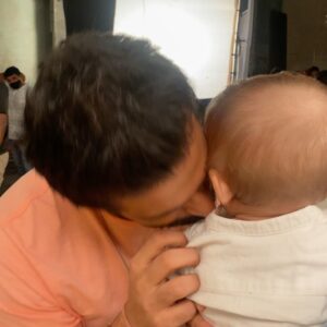 Jankee Parekh Instagram - Hi. This is Sufi. Today I went on my Dadda’s set for the very first time. It was a surreal feeling as I have actually only heard about him going to shooting. When I went there, everyone was excited to see me and they called me cute. I don’t know why ‘coz when I checked myself in the mirror before leaving home I realised Mumma again made me wear the same white shirt and denims.

Anyway coming back to the set, Dadda was proudly introducing me to everyone. During his shot, everytime the  director aunty said ‘Silence’ , I thought I have to say something .. So I tried to make all the sounds I have learnt. 

Don’t know why Mumma was continuously taking me to one end of the shooting floor where I was not audible to anyone... I still kept trying my level best to get everyone’s attention.

Oh & talking about being Audible… Dadda was actually shooting something for @audible.in today and not his TV show. Don’t believe me... Download Audible and listen to his latest audio show that has launched today #MineandYours 2. 

P.S-  Totally forget to mention that I made a new friend today who was shooting with my Dadda, @rithvik_d . We also spent a lot of time together over lunch. He was really kind, as he let me mess up and play with his perfectly gelled hair, just so that I could have some fun. Can’t wait to meet you again buddy💕.

#fundaywithmyfolks #sufiandmaa #daddasboy 

@nakuulmehta 💕