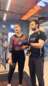 Jasleen Matharu Instagram - Peeche hi pad gaya hai yeh 🤧🤧🙏🏻🙏🏻 @asli_salmanshaikh 

@roarfitness.in