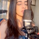 Jasleen Royal Instagram - This song has a piece of my heart ♥️ So glad we are trending. Keep em coming #Preet #JasleenRoyal
