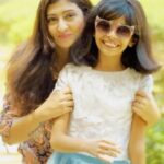 Juhi Parmar Instagram - Aisi garmi aur dhoop main chasma aur meri pyari gudiya to thoda dance saath main banta hi hai! Love these retro songs which we can continue dancing to even today and I’m sure will continue to for generations to come. These songs will be remixed and recreated because us zamane ki baat hi kuch aur thi! #RetroWithJuhi #retro #90s #funsongs #dance #summervibes #reels #reelsinstagram #reelsvideo #reelitfeelit