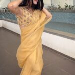 Kanika Mann Instagram - Wished to wear a yellow suit today for #lohricelebration 🔥 But not doing (ghar shift karne me busy hu ) toh socha kuch #throwback daaldu . You all celebrating?