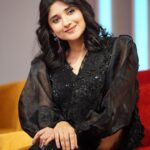 Kanika Mann Instagram - 🖤 Styled by @nehaadhvikmahajan Wearing @apsarasareesofficial Jewellery @adan_creation_ 📸 @rajveersingh91078 . . @alpenliebejuztjelly_india @zeetv @zeezest #alpenliebejuztjelly #familymeinmastichali #bakingsuperstars #nextbakingsuperstars #cakes #jelly #baking #familybakeoff #JuztJellyBakersStudioSeason2 @chefkunal @amritaraichand