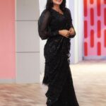Kanika Mann Instagram - 🖤 Styled by @nehaadhvikmahajan Wearing @apsarasareesofficial Jewellery @adan_creation_ 📸 @rajveersingh91078 . . @alpenliebejuztjelly_india @zeetv @zeezest #alpenliebejuztjelly #familymeinmastichali #bakingsuperstars #nextbakingsuperstars #cakes #jelly #baking #familybakeoff #JuztJellyBakersStudioSeason2 @chefkunal @amritaraichand