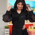 Kanika Mann Instagram - 🖤 Styled by @nehaadhvikmahajan Wearing @apsarasareesofficial Jewellery @adan_creation_ 📸 @rajveersingh91078 . . @alpenliebejuztjelly_india @zeetv @zeezest #alpenliebejuztjelly #familymeinmastichali #bakingsuperstars #nextbakingsuperstars #cakes #jelly #baking #familybakeoff #JuztJellyBakersStudioSeason2 @chefkunal @amritaraichand