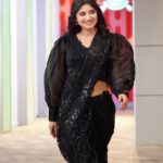 Kanika Mann Instagram - 🖤 Styled by @nehaadhvikmahajan Wearing @apsarasareesofficial Jewellery @adan_creation_ 📸 @rajveersingh91078 . . @alpenliebejuztjelly_india @zeetv @zeezest #alpenliebejuztjelly #familymeinmastichali #bakingsuperstars #nextbakingsuperstars #cakes #jelly #baking #familybakeoff #JuztJellyBakersStudioSeason2 @chefkunal @amritaraichand