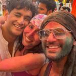 Karanvir Bohra Instagram - #Happyholi people! ❤️🧡💛💚💙 Time passes by so quickly.. we keep meaning to meet up with friends but it doesn't happen.. we all get so busy in our day-to-day lives.. especially those of us who have children! But Holi is a special day.. a day we always make time to celebrate with the people we love.. 😊 @lokhandeankita @jainvick @ektarkapoor @lostboyjourney @praneeth_kumarrrr @srishtyrode24 #karanvirbohra #teejaysidhu #myholi2023
