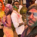 Karanvir Bohra Instagram - #Happyholi people! ❤️🧡💛💚💙 Time passes by so quickly.. we keep meaning to meet up with friends but it doesn't happen.. we all get so busy in our day-to-day lives.. especially those of us who have children! But Holi is a special day.. a day we always make time to celebrate with the people we love.. 😊 @lokhandeankita @jainvick @ektarkapoor @lostboyjourney @praneeth_kumarrrr @srishtyrode24 #karanvirbohra #teejaysidhu #myholi2023