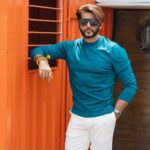 Karanvir Bohra Instagram - Basssss, was missing my beard... Should I grow it back?