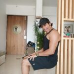 Karanvir Bohra Instagram - How strong are your knees? Try this and let me know..... #kvbchallange #health #fitness #kvbreels