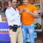 Karanvir Bohra Instagram – What a rare opportunity I got to have #chai with #trafficpolice #chetanchabukswar and it was his treat ❤️❤️❤️
I was getting late for an event in bandra, but I could let this moment go, not only even there ppl enjoyed chilling with me and #chetanji. 

Make someone’s day……smile, sit, talk, anything …. Whatever you can, it only takes a few minutes, but your make their day ❤️

#karanvirbohra #kvbreels #ourheros