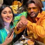 Karanvir Bohra Instagram - Iss baar main photo nahi lene dunga…. Hadh hogayi Thank you for this beauty #beautiful #iftaar @saraarfeenkhan @arfeen.khan